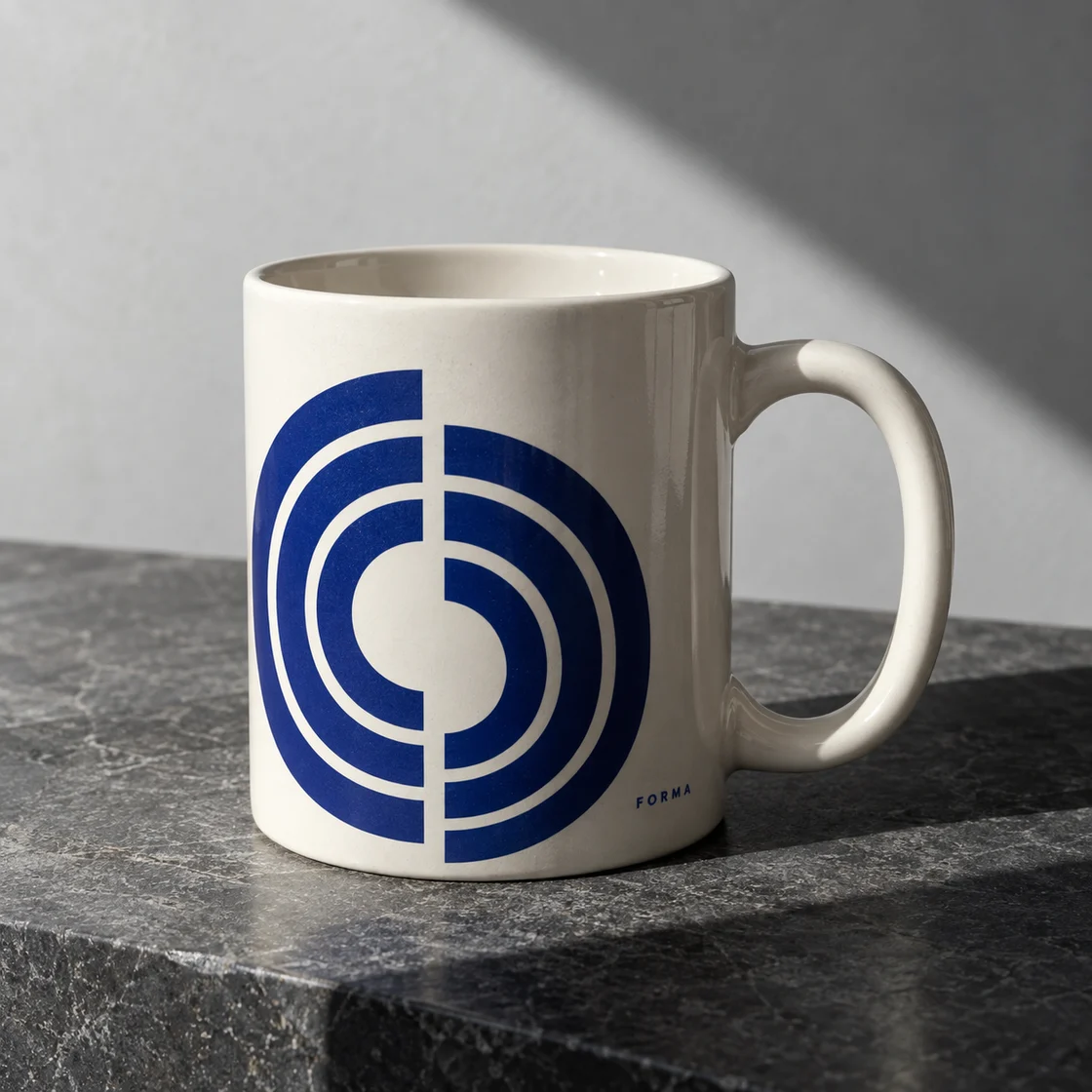 Mug en céramique blanche personnalisé d’un motif bleu